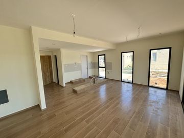 VENTA DE CASA EN SAN SEBASTIAN AREA 12 - 4 AMBIENTES