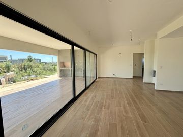 VENTA DE CASA EN SAN SEBASTIAN AREA 12 - 4 AMBIENTES