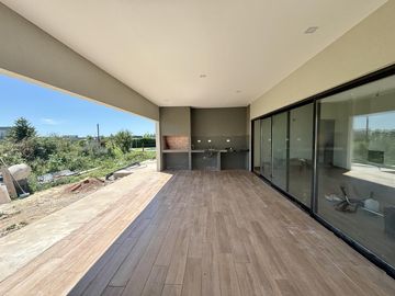 VENTA DE CASA EN SAN SEBASTIAN AREA 12 - 4 AMBIENTES
