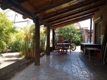 CHALET MUY AMPLIO - ADROGUE - ACEPTA DEPTO 3 AMBIENTES EN PARTE DE PAGO