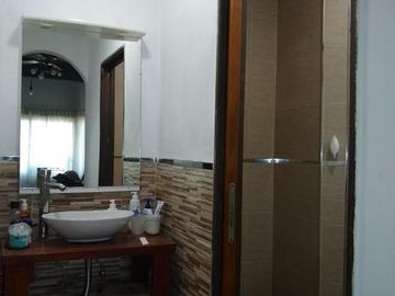 CHALET MUY AMPLIO - ADROGUE - ACEPTA DEPTO 3 AMBIENTES EN PARTE DE PAGO