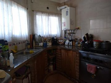 CHALET MUY AMPLIO - ADROGUE - ACEPTA DEPTO 3 AMBIENTES EN PARTE DE PAGO
