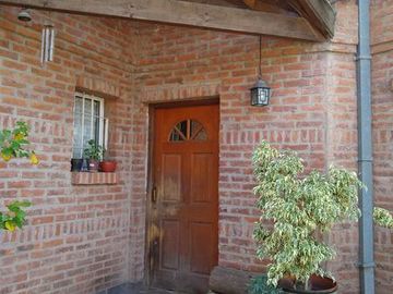 CHALET MUY AMPLIO - ADROGUE - ACEPTA DEPTO 3 AMBIENTES EN PARTE DE PAGO
