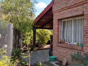 CHALET MUY AMPLIO - ADROGUE - ACEPTA DEPTO 3 AMBIENTES EN PARTE DE PAGO