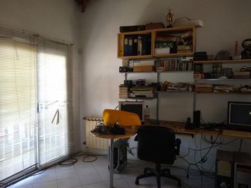 CHALET MUY AMPLIO - ADROGUE - ACEPTA DEPTO 3 AMBIENTES EN PARTE DE PAGO