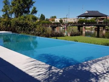 Casa en alquiler anual en Santa Barbara, con 4 dormitorios a la laguna