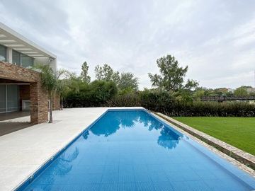 Casa en alquiler anual en Santa Barbara, con 4 dormitorios a la laguna