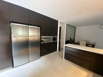 Casa en alquiler anual en Santa Barbara, con 4 dormitorios a la laguna