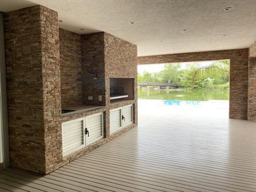 Casa en alquiler anual en Santa Barbara, con 4 dormitorios a la laguna