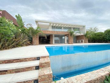 Casa en alquiler anual en Santa Barbara, con 4 dormitorios a la laguna