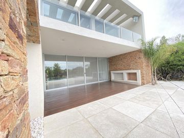 Casa en alquiler anual en Santa Barbara, con 4 dormitorios a la laguna