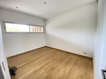 Casa en alquiler anual en Santa Barbara, con 4 dormitorios a la laguna