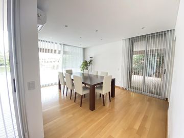 Casa en alquiler anual en Santa Barbara, con 4 dormitorios a la laguna