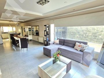 VENTA CASA DE 4 DORMITORIOS CON PILETA CLIMATIZADA EN VILLA REGINA