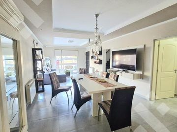 VENTA CASA DE 4 DORMITORIOS CON PILETA CLIMATIZADA EN VILLA REGINA