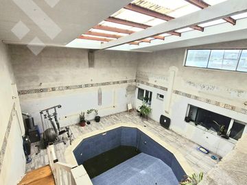 VENTA CASA DE 4 DORMITORIOS CON PILETA CLIMATIZADA EN VILLA REGINA