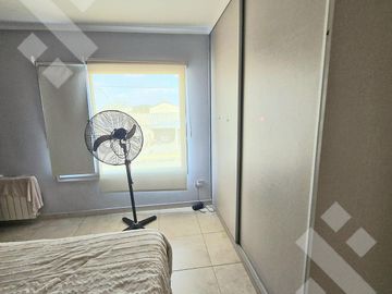 VENTA CASA DE 4 DORMITORIOS CON PILETA CLIMATIZADA EN VILLA REGINA