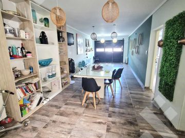 VENTA CASA DE 4 DORMITORIOS CON PILETA CLIMATIZADA EN VILLA REGINA