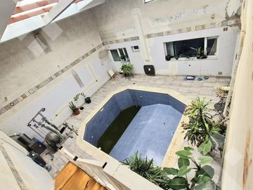 VENTA CASA DE 4 DORMITORIOS CON PILETA CLIMATIZADA EN VILLA REGINA