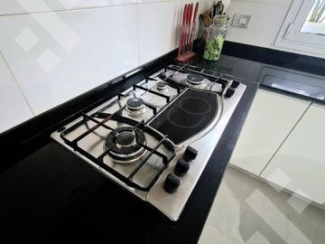 VENTA CASA DE 4 DORMITORIOS CON PILETA CLIMATIZADA EN VILLA REGINA