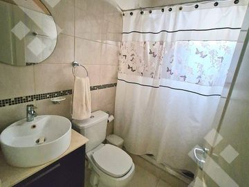 VENTA CASA DE 4 DORMITORIOS CON PILETA CLIMATIZADA EN VILLA REGINA