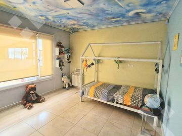 VENTA CASA DE 4 DORMITORIOS CON PILETA CLIMATIZADA EN VILLA REGINA