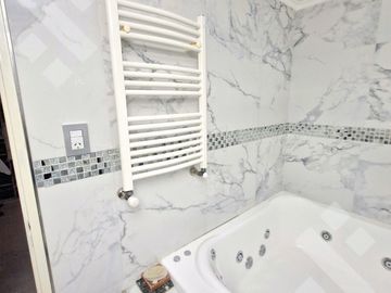 VENTA CASA DE 4 DORMITORIOS CON PILETA CLIMATIZADA EN VILLA REGINA