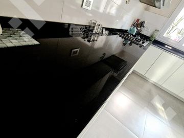 VENTA CASA DE 4 DORMITORIOS CON PILETA CLIMATIZADA EN VILLA REGINA