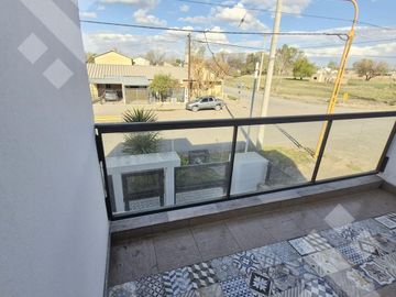 VENTA CASA DE 4 DORMITORIOS CON PILETA CLIMATIZADA EN VILLA REGINA