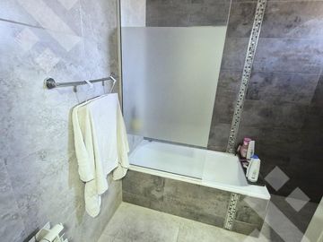 VENTA CASA DE 4 DORMITORIOS CON PILETA CLIMATIZADA EN VILLA REGINA
