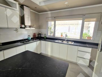 VENTA CASA DE 4 DORMITORIOS CON PILETA CLIMATIZADA EN VILLA REGINA