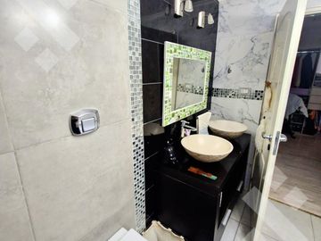 VENTA CASA DE 4 DORMITORIOS CON PILETA CLIMATIZADA EN VILLA REGINA