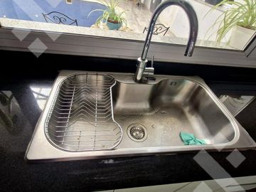 VENTA CASA DE 4 DORMITORIOS CON PILETA CLIMATIZADA EN VILLA REGINA