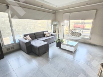 VENTA CASA DE 4 DORMITORIOS CON PILETA CLIMATIZADA EN VILLA REGINA