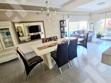 VENTA CASA DE 4 DORMITORIOS CON PILETA CLIMATIZADA EN VILLA REGINA