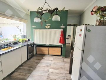 VENTA CASA DE 4 DORMITORIOS CON PILETA CLIMATIZADA EN VILLA REGINA