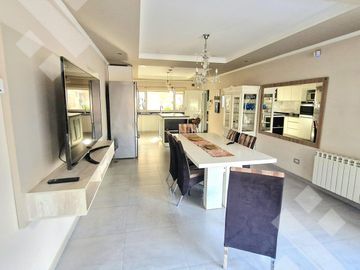 VENTA CASA DE 4 DORMITORIOS CON PILETA CLIMATIZADA EN VILLA REGINA