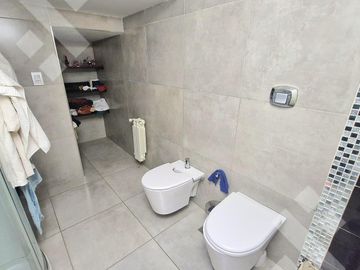 VENTA CASA DE 4 DORMITORIOS CON PILETA CLIMATIZADA EN VILLA REGINA