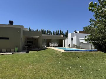 VENDE CASA EN BARRIO PRIVADO LOS OLIVOS