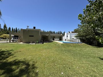 VENDE CASA EN BARRIO PRIVADO LOS OLIVOS