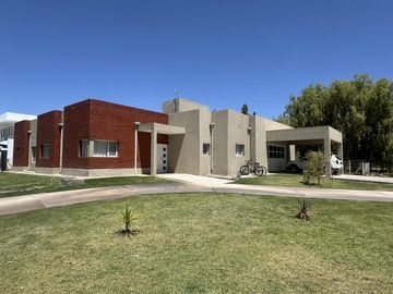VENDE CASA EN BARRIO PRIVADO LOS OLIVOS