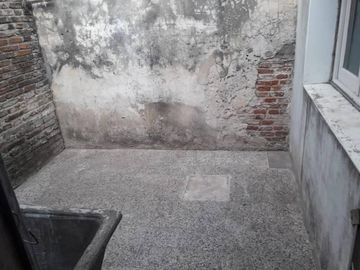 CASA AL FRENTE MÁS DEPARTAMENTO TRASERO