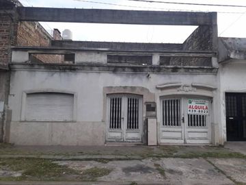 CASA AL FRENTE MÁS DEPARTAMENTO TRASERO
