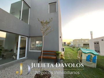 Casa en Venta 5 ambientes  Puertos del lago  Barrio Araucarias