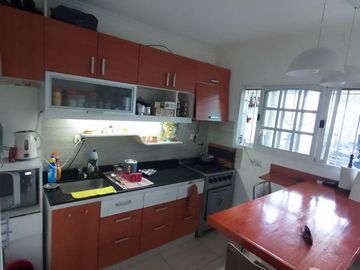 Duplex 4 amb. con cochera y patio