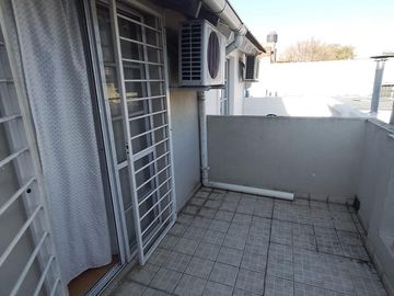 Duplex 4 amb. con cochera y patio