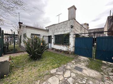 Casa ideal uso comercial sobre Avenida Calchaqui
