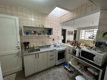 Casa ideal uso comercial sobre Avenida Calchaqui