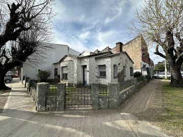 Casa ideal uso comercial sobre Avenida Calchaqui