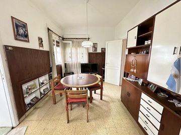Casa ideal uso comercial sobre Avenida Calchaqui